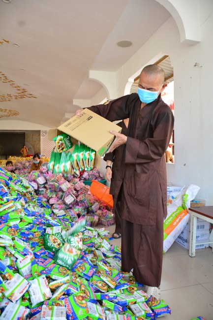 Continuing to support people in need in the Covid-19 pandemic of Hoang Phap Pagoda (series 2)